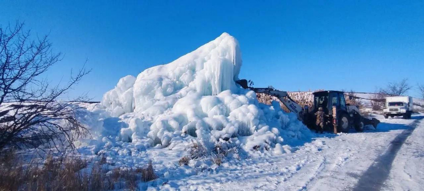 Водоканал добрался до арт-объекта в виде глыб льда в Шахтах