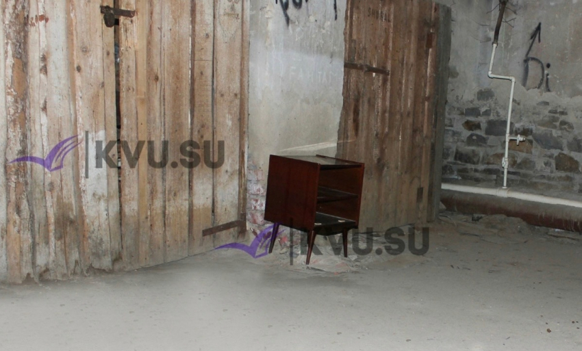 Шахтинцы пожаловались на вонь из подвала, а прокуратура возбудила дело на жильцов из-за тумбочки