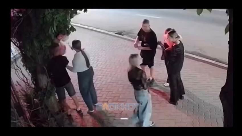 Молодежи захотелось романтики, и они разгромили украшения на фасаде цветочного в Шахтах