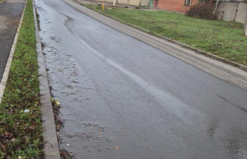 Аварийное состояние канализационного колодца в Шахтах: улицу Земледельческую затапливает