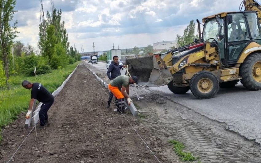 Продолжается строительство тротуара вдоль дороги по улице Доронина