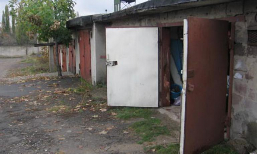 Жители Новошахтинска обокрали гараж и магазин в Родионово-Несветайском районе области