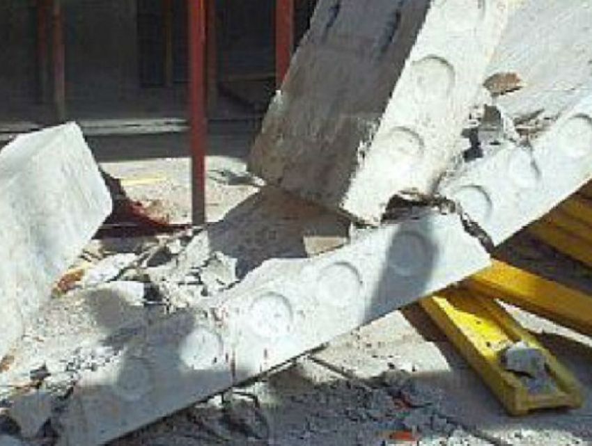 Бетонная плита, упавшая с 9 этажа, насмерть раздавила рабочего в Шахтах