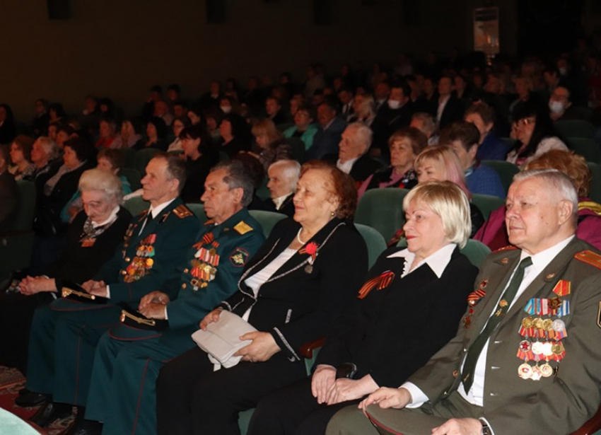 В драмтеатре вручали памятные знаки «85 лет Ростовской области»