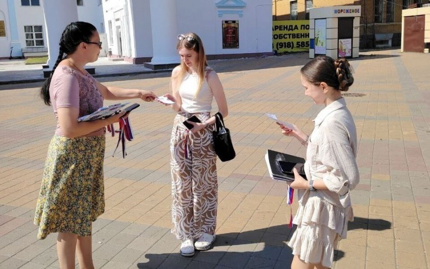 Шахтинцам раздали ленточки в цветах российского флага