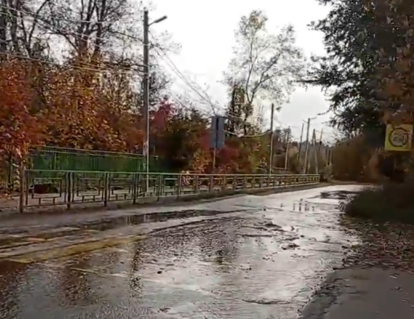 Улица в поселке под Шахтами тонет в реках водопроводной воды