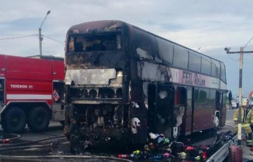 Возвращались дети домой: фото и видео сгоревшего автобуса прислал шахтинец 