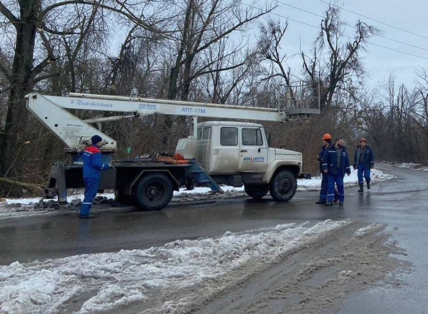 В Шахтах восстановили подачу электроэнергии во всех школах, но 6 подстанций еще остаются без света