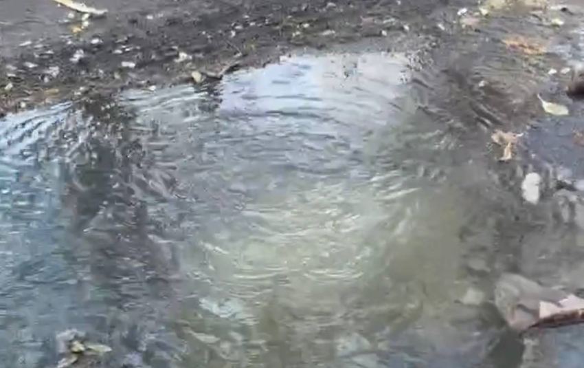 Канализационная авария на улице Садовая в Шахтах беспокоит жителей