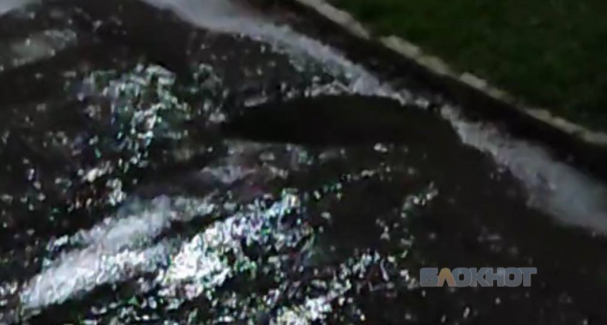 Мощный прорыв трубы в Енисейском переулке затапливает двор