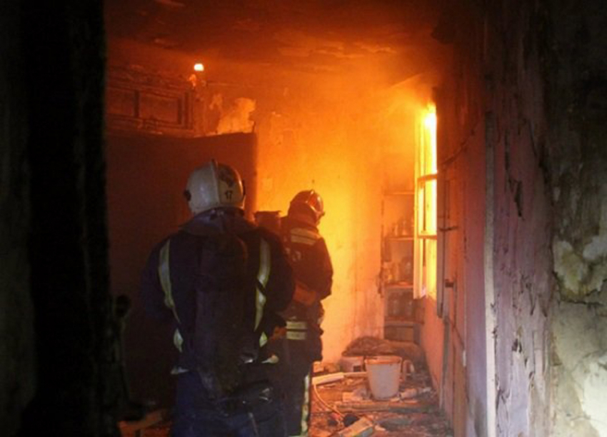 Бесхозное строение полыхало в Шахтах, огонь угрожал жилому сектору