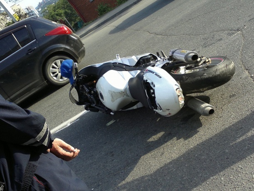В центре города мотоциклист попал под колеса ВАЗа