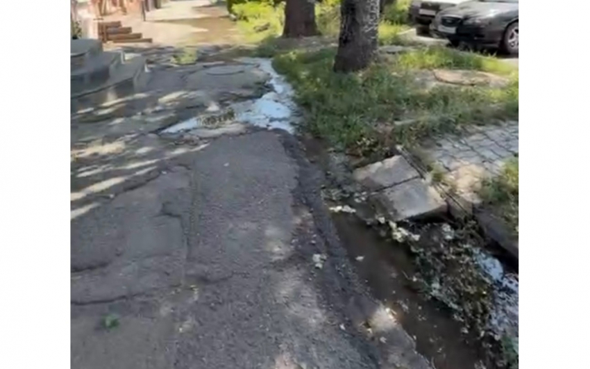 Порыв воды затапливает территорию и размывает грунт на улице Ленина в Шахтах