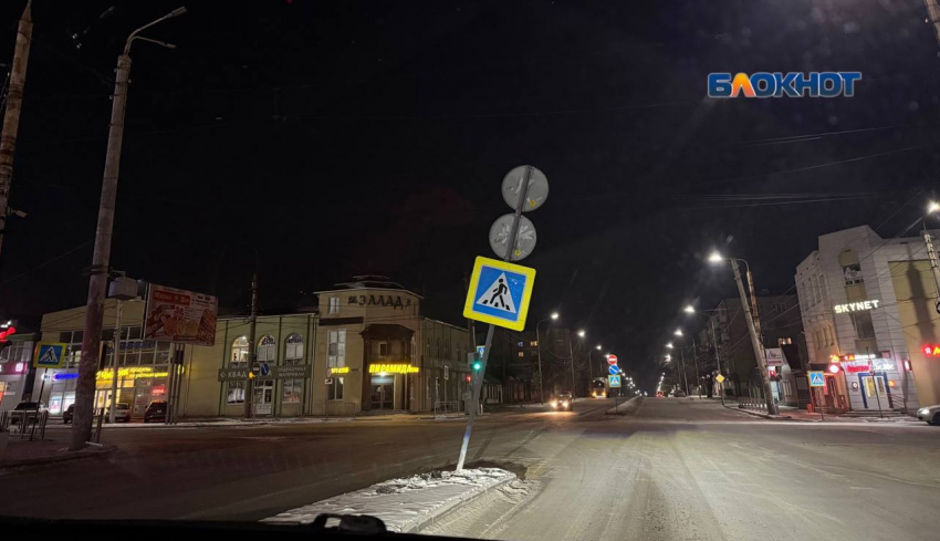 Пешеходный знак на пересечении улиц Чернокозова-Советская находится на грани падения