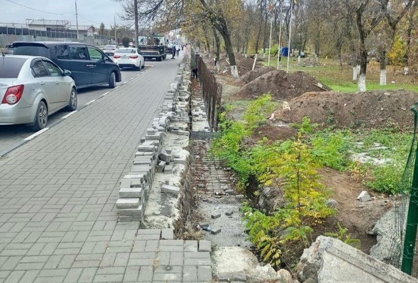 Ограждение больничного городка пообещали завершить к июлю