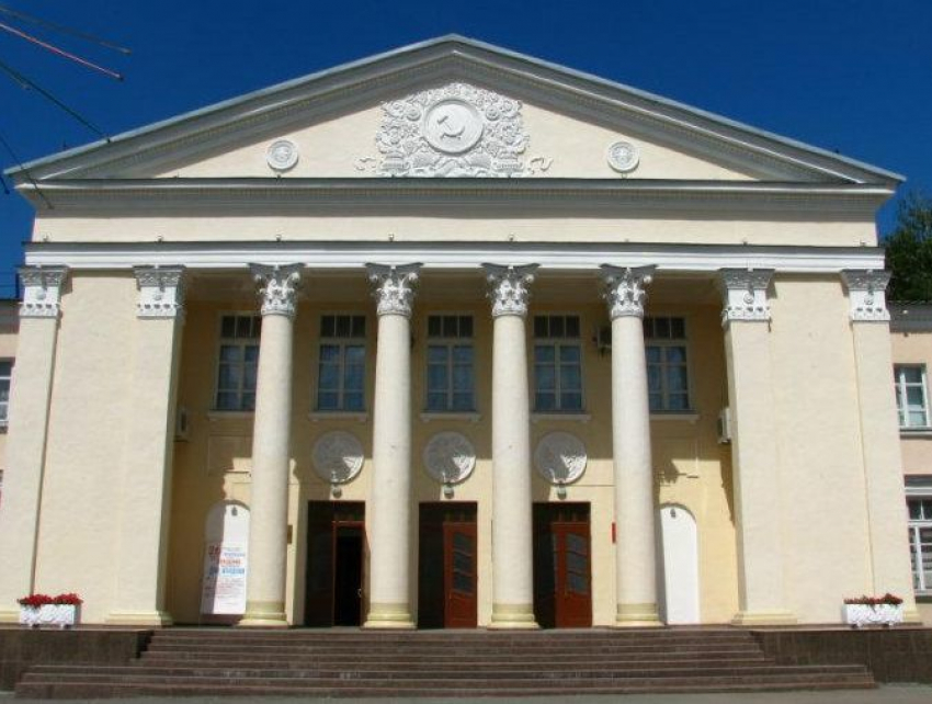 В полицию поступил звонок о заминировании Дворца Культуры в Каменоломнях