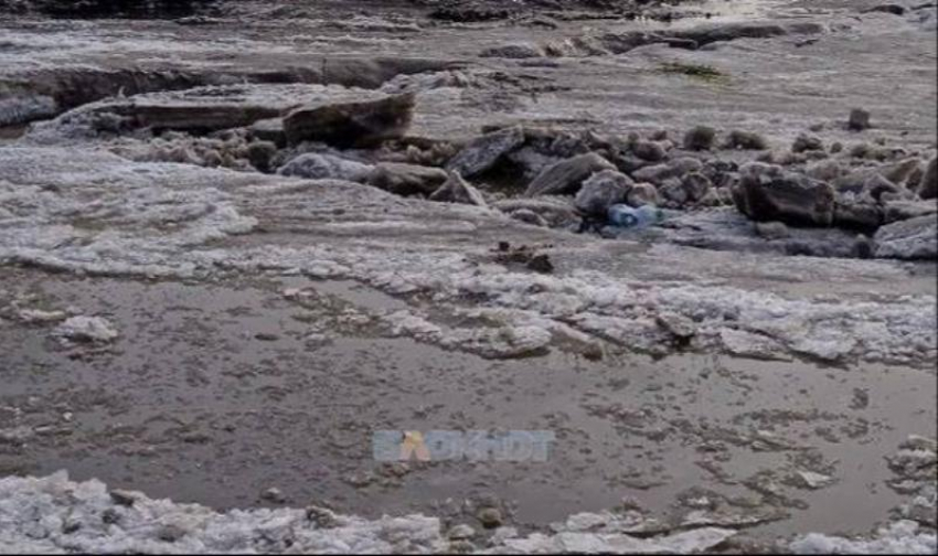 Канализационные течи парализовали движение на улице Карпинского в Шахтах