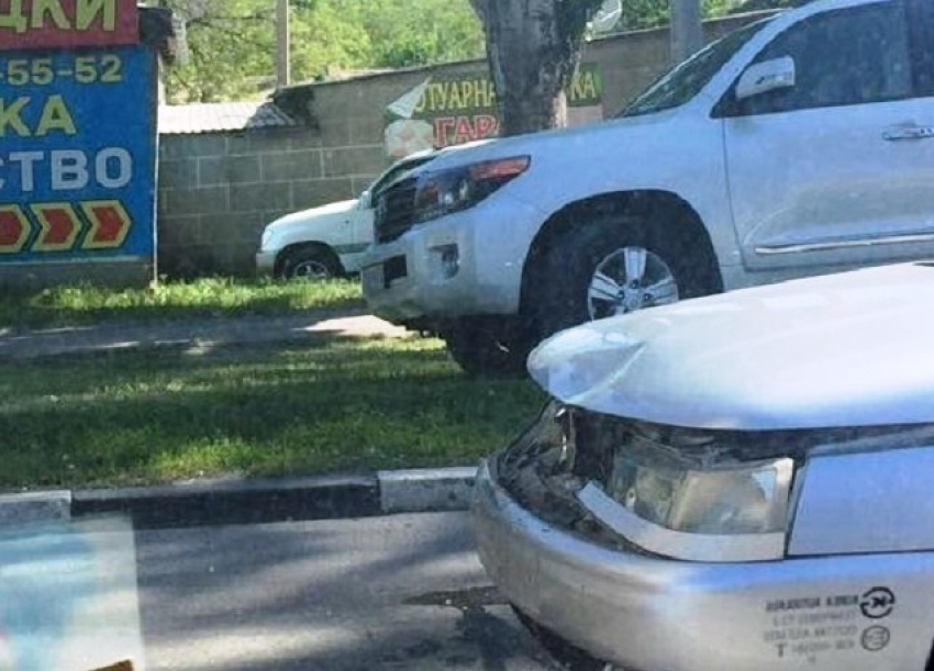 В иномарку, пропускавшую пешехода, врезался отечественный ВАЗ в Шахтах