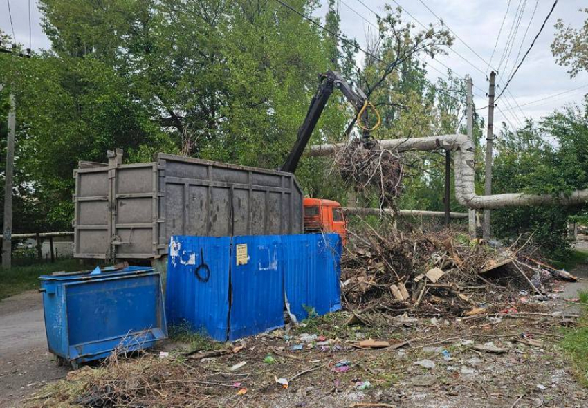 На убранной свалке в Шахтах спустя несколько часов снова появился строительный мусор