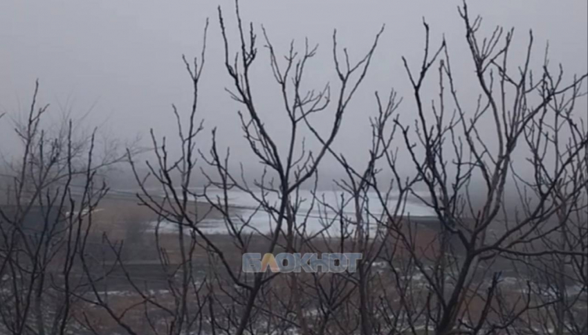 Прорыв трубы затопил поле на улице Фадеева в Шахтах