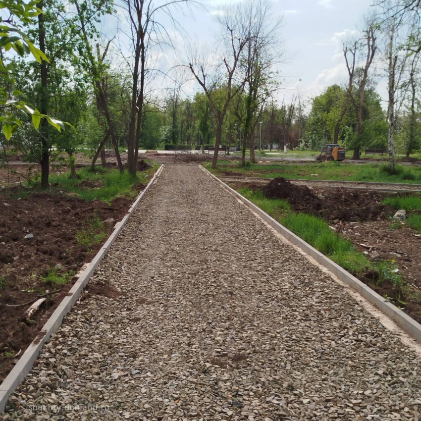 Продолжается реконструкция Александровского парка в Шахтах