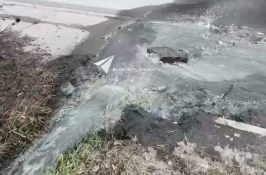 Канализационный водопад затапливает переулок Милиционный в Шахтах