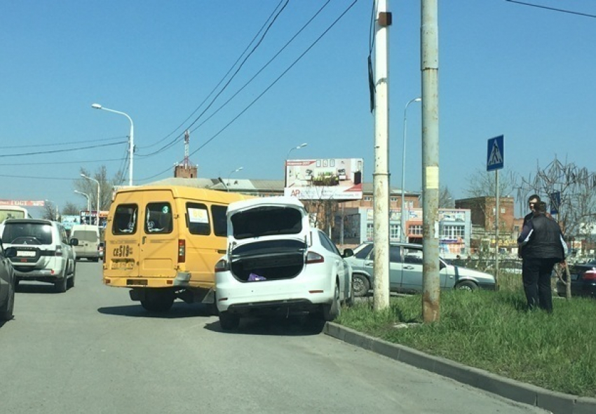 Маршрутка и «Форд» столкнулись возле «гипер-Магнита» в Шахтах