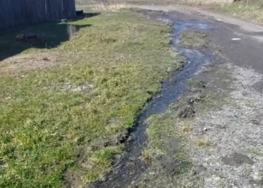 Шахтинцы уже два месяца страдают от проблем с водоснабжением из-за аварии на трубопроводе