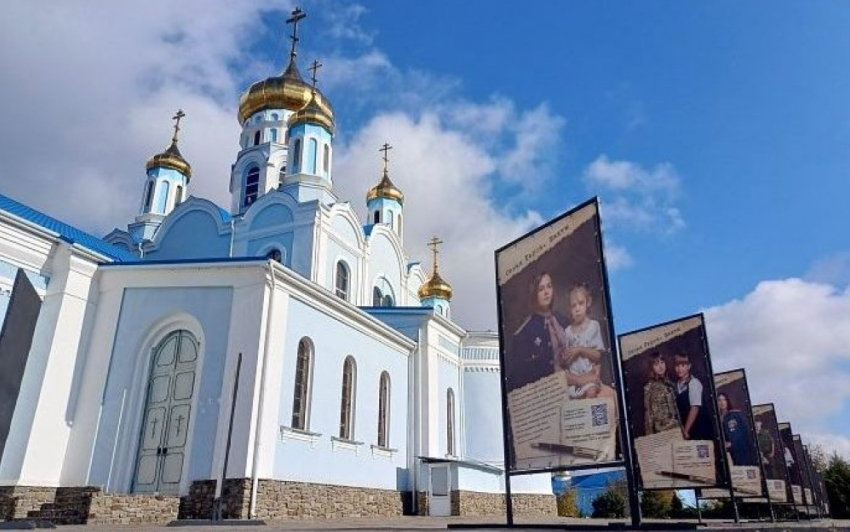 В Шахтах открылась фотогалерея в поддержку участников СВО и их семей 