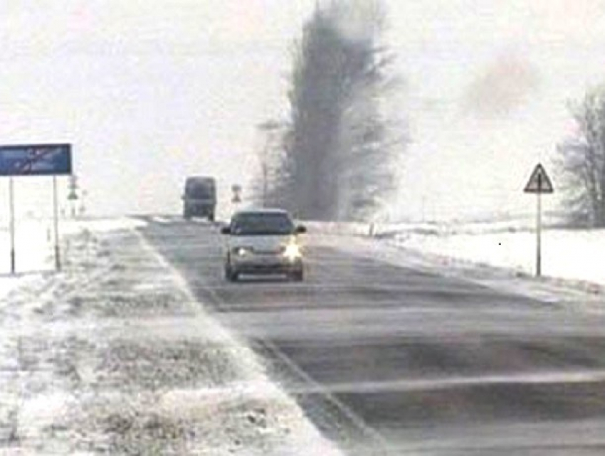 Под Шахтами трасса превратилась в каток, а ветер сносит грузовики