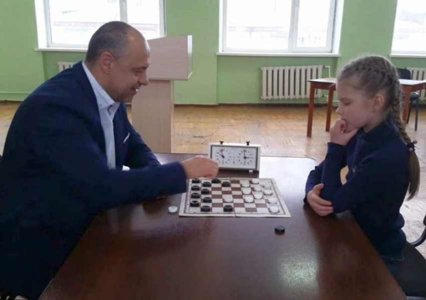 Шахтинский депутат сыграл в шашки с юной вице-чемпионкой мира