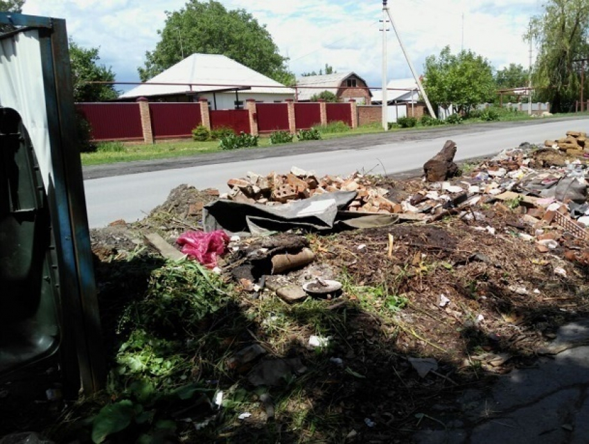 Стихийная свалка возникла рядом с мусорником в поселке Новостройка в Шахтах