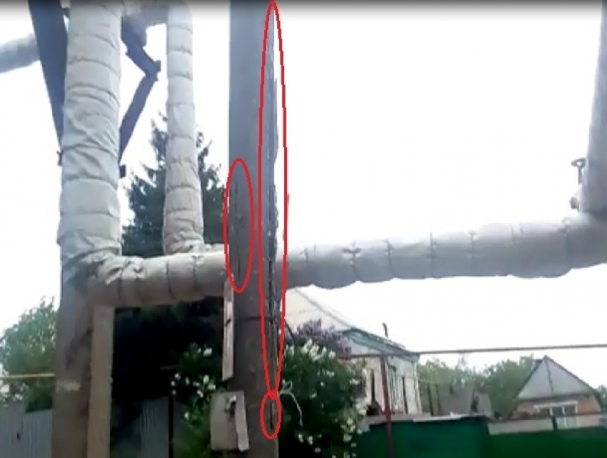 Аварийный бетонный столб угрожает рухнуть на газовую трубу в Шахтах 