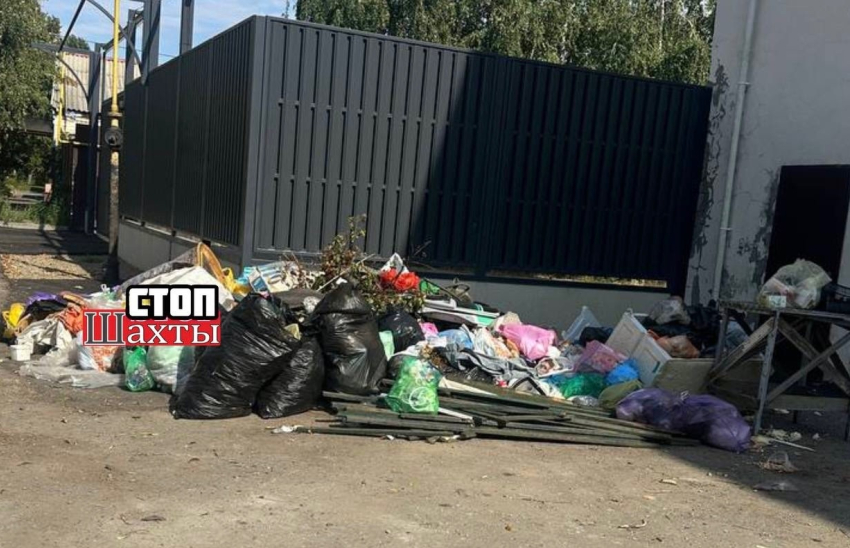 Мусорные баки, установленные недавно на улице Ленина в Шахтах, чудесным образом пропали