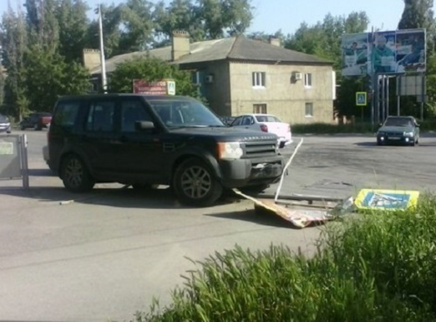 В Шахтах на перекрестке джип врезался в «Ладу-Гранту» и снес дорожный знак