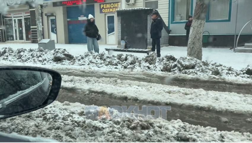 На улице Советской прорвало водопровод, создав проблемы для пассажиров на автобусной остановке