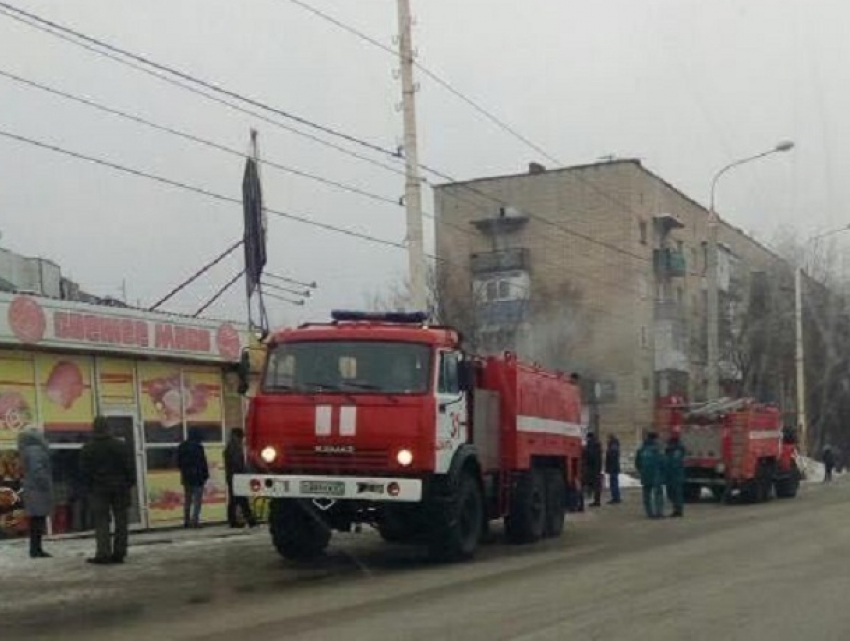  Пожар на улице Шишкина в Шахтах тушили с помощью двух машин