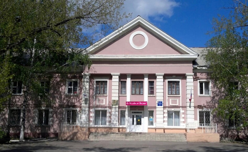 Капитальный ремонт фасада здания училища №36 в Шахтах запланировали сделать до конца сентября