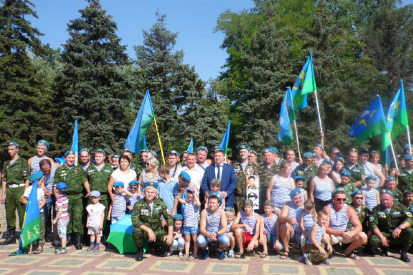 "Никто, кроме нас!» - день ВДВ в Шахтах начался с торжественного митинга