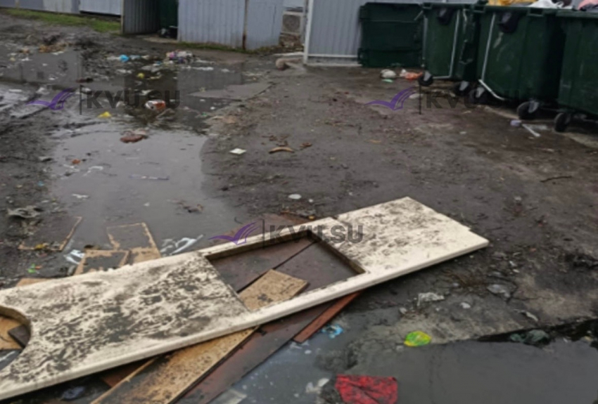 Канализация на улице Красинской в Шахтах затапливает подвалы жилых домов