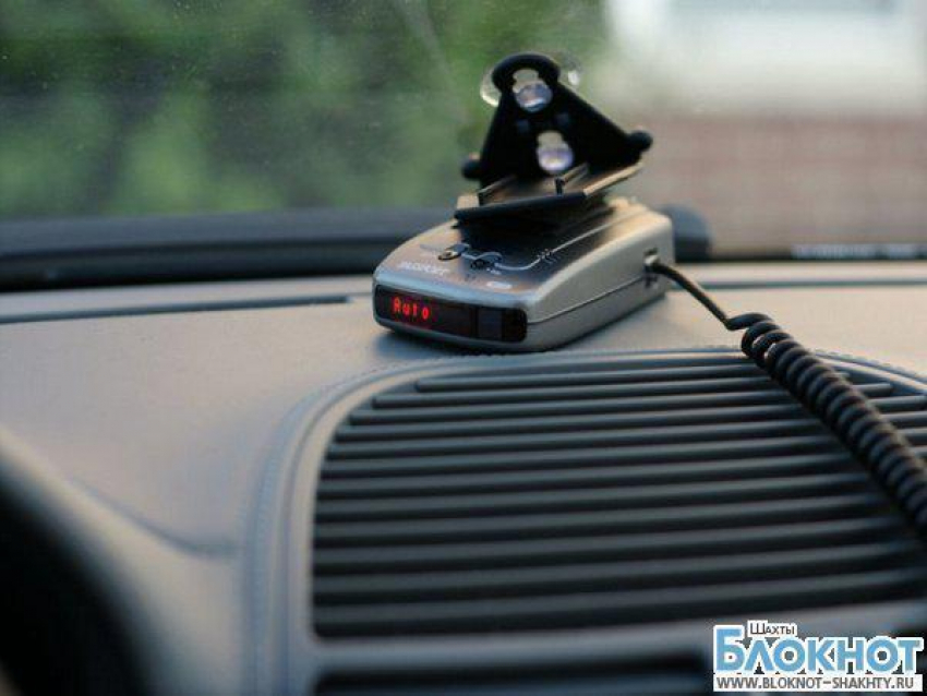 В Шахтах мужчина похитил радар-детектор из припаркованного автомобиля