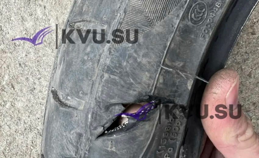 Дорога по улице Маяковского в Шахтах лишает колес машины