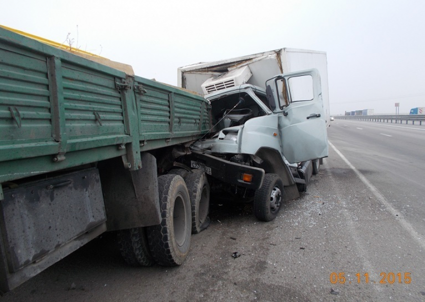 Под Шахтами мини-грузовик врезался в МАЗ - один человек погиб