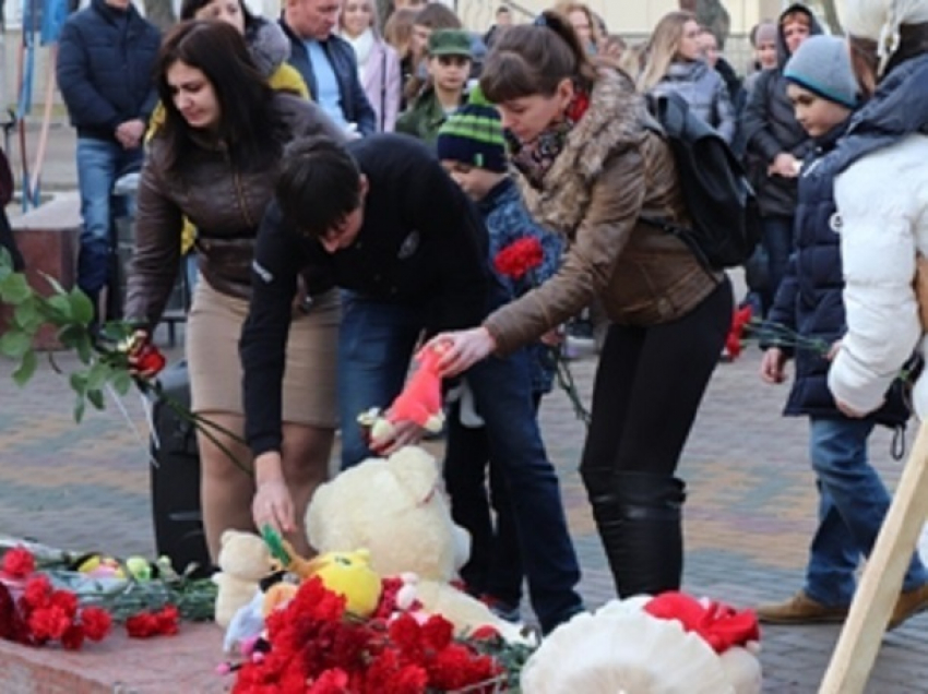 Десятки шахтинцев почтили память погибших в Кемерово