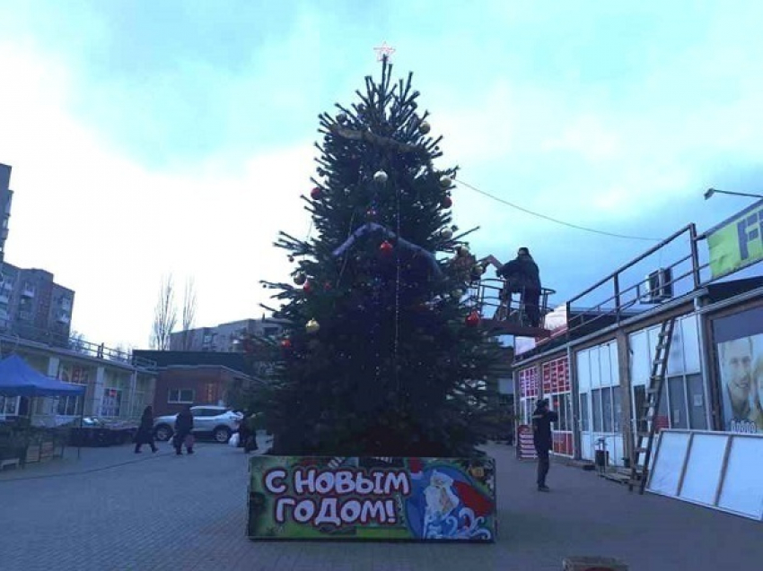 В двух поселках города Шахты появились новогодние ёлки