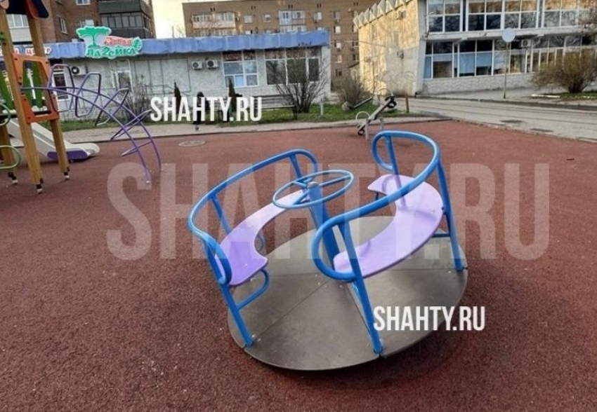 Подростки сломали новую карусель в центре Шахт