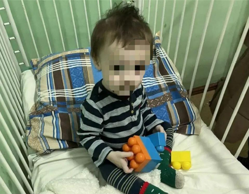 Мальчика, брошенного в подъезде в Шахтах, усыновили