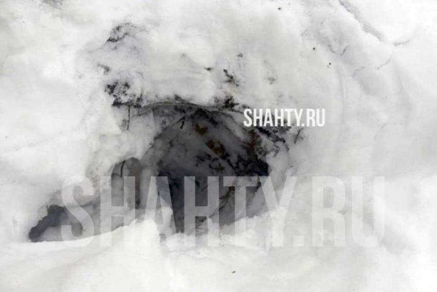 Жительница Шахт провалилась в открытый люк, присыпанный снегом