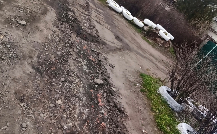 Жители улицы Красная в Шахтах вынуждены сами выравнивать дорогу