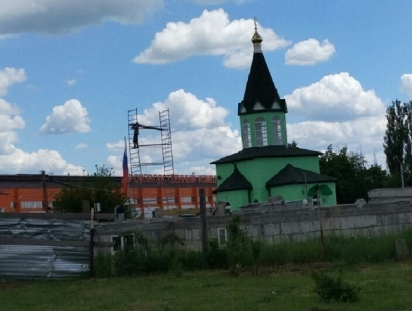 В Шахтах в поселке ХБК разобрали недостроенную церковь